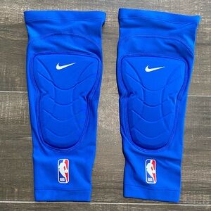 Nike NBA Small/Medium Issued Hyperstrong Padded Knee Sleeve - Blue (CT3877-400)